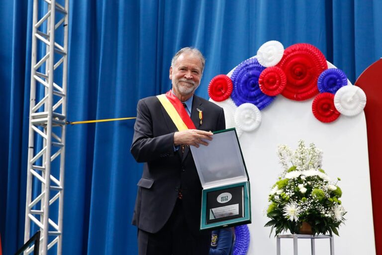Felicitaciones a nuestro rector Jaime Acosta por su condecoración Orden al Mérito José Acevedo y Gómez en el grado de Gran Cruz