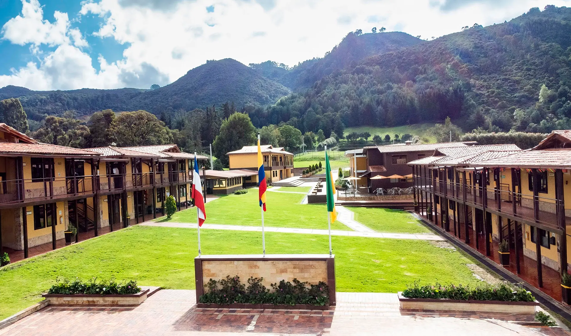 Liceo Campestre Thomas De Iriarte Subachoque FOTO PARA FONDO DE ESCUDO COLEGIO