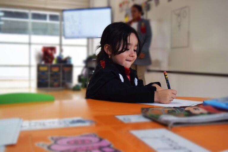 Forjando el éxito a través del agarre en el preescolar del NES en Bogotá