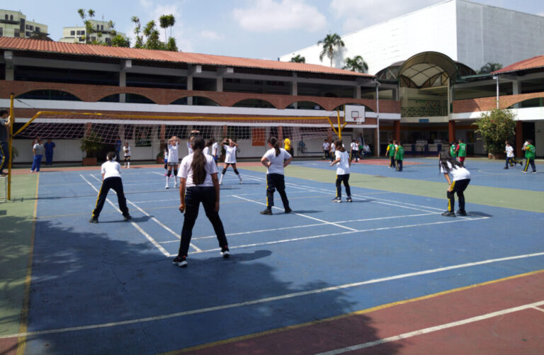 Día deportivo en el Colegio Católico Rosalba Santander: Integración y trabajo en equipo con estudiantes de primaria