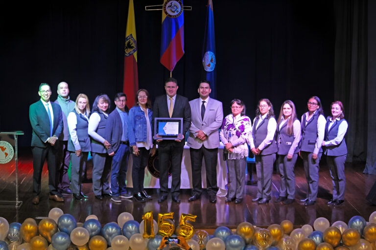 Colegio Americano de Bogotá recibe nueva acreditación internacional