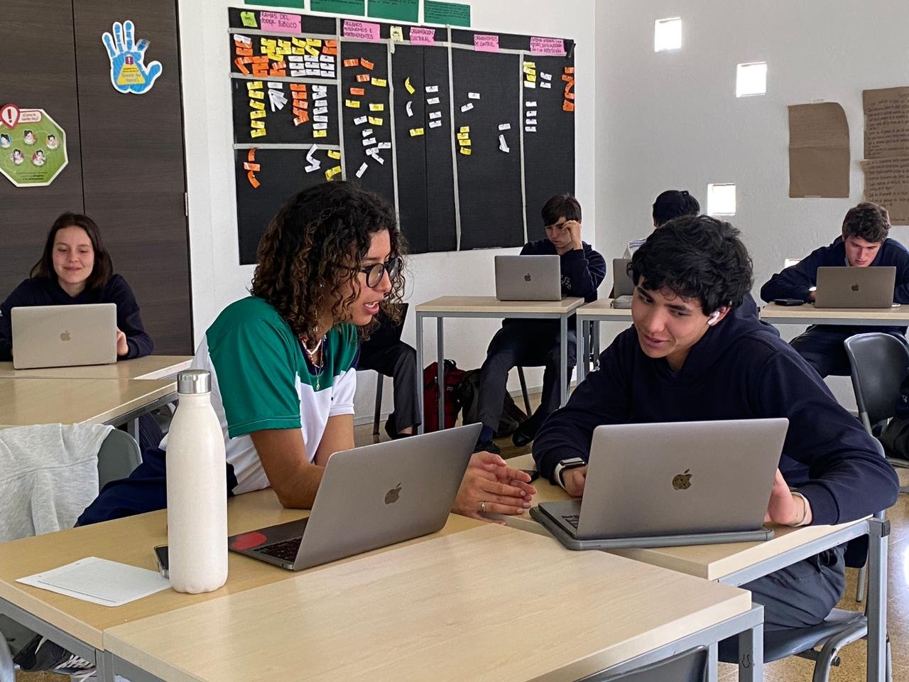 Colegio Los Nogales Bogotá recibe doble reacreditación internacional