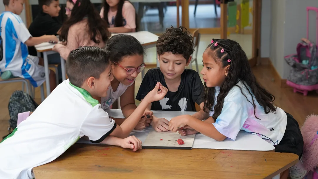 (INTERIOR)-Bienvenida-cosmo-schools