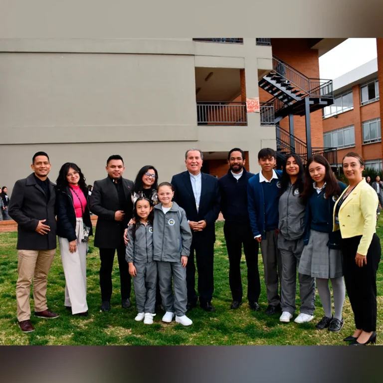 Visita de monseñor al Liceo Hacienda Casablanca de Madrid