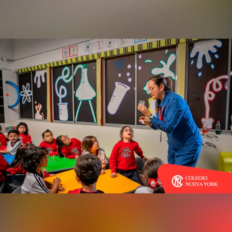 Así viven la ciencia los estudiantes del Colegio Nueva York de Bogotá aprendiendo sobre la refracción de la luz