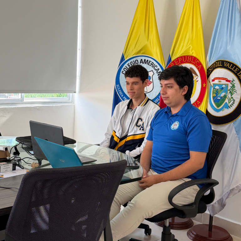 Estudiantes del Colegio Americano de Cali logran primer lugar en ‘FUNIBER Investiga’ con innovador proyecto ECOBOT