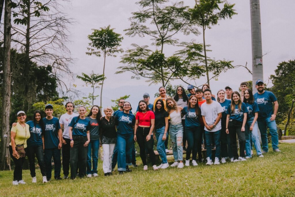 Jóvenes del mundo crean soluciones a problemáticas reales de la ciudad en  el evento Medellín Challenge