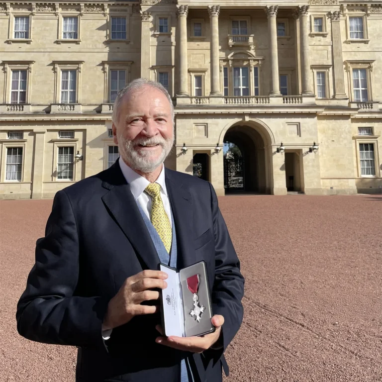 Rector del Colegio San Jorge de Inglaterra recibe condecoración del Imperio Británico MBE