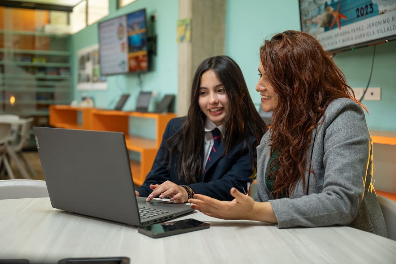 El currículum de Cambridge en Colegio San Mateo (Bogotá): Una Propuesta Educativa de Vanguardia